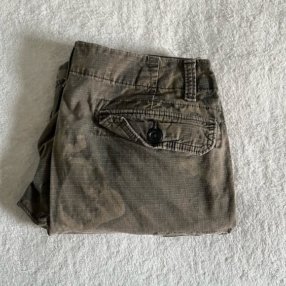 Old Navy Camouflage Cargo Shorts - Picture 4 of 7